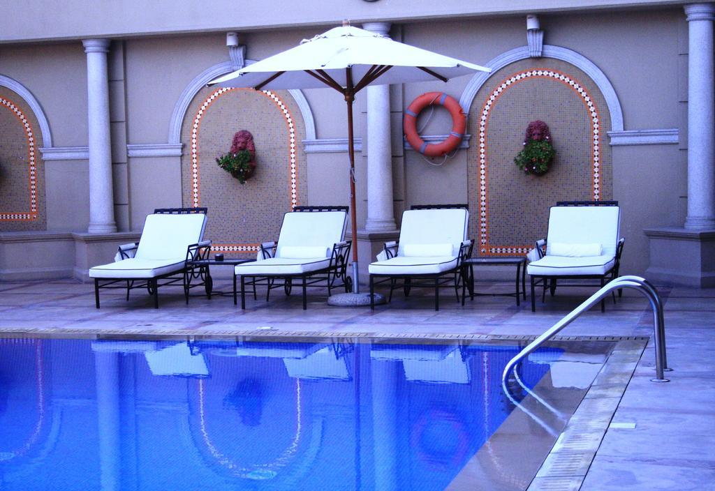 Chelsea Plaza Hotel Дубай Екстериор снимка